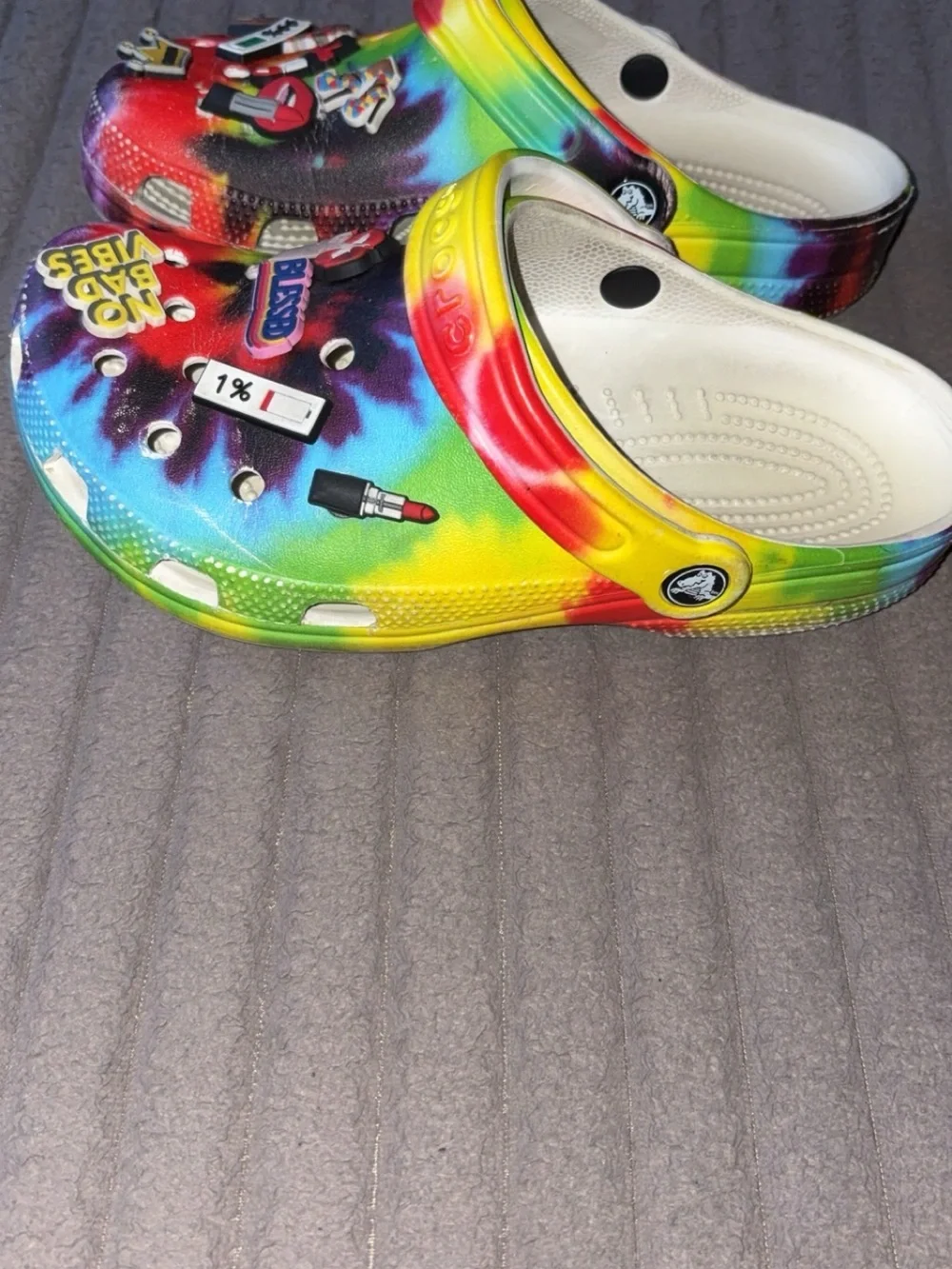 CROCS Kids Tie-Dye Clogs with funny Charm Pins - Rainbow